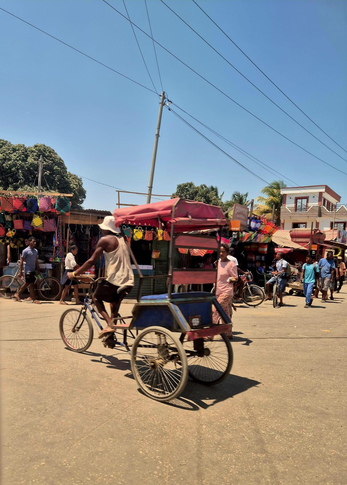 Un cyclo-pousse en pleine rue à Toliara, au milieu du marché.